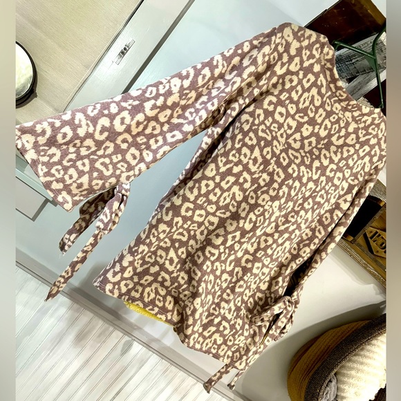 Beautiful Cheetah Print Bell Sleeve Sweater - Picture 1 of 7